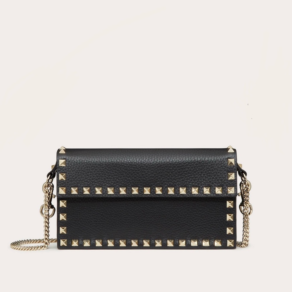 VALENTINO GARAVANI
Pebbled Calfskin Rockstud Flap
Wallet On Chain Black